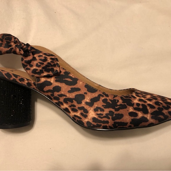 Betsey Johnson Leopard Pointed Toe Cylinder Heel - Picture 5 of 5